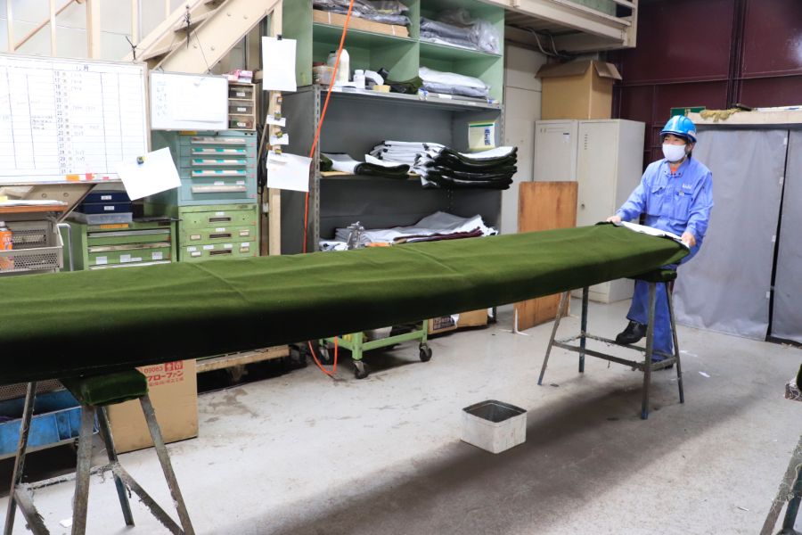 シートを広げる作業