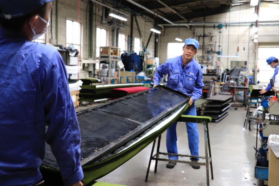 シートをひっくり返す様子