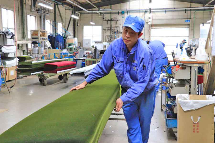 シートをきれいにする作業