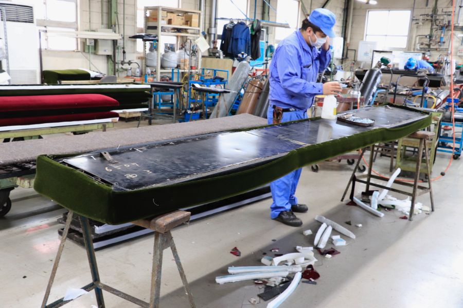 座席シート取り換え作業場