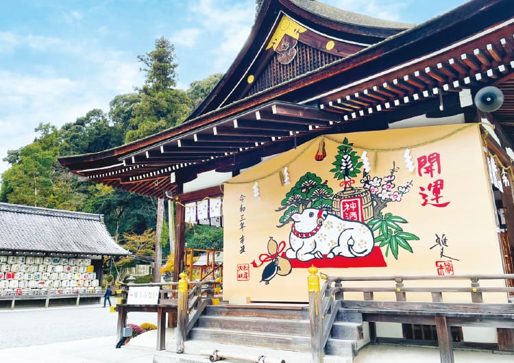 大きな絵馬が掲げられた社殿