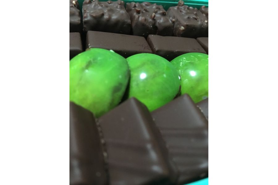 緑に輝くチョコレート