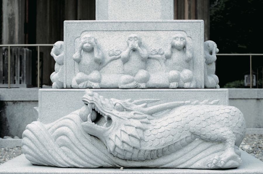 柱には、見ざる・言わざる・聞かざるの三猿の像が