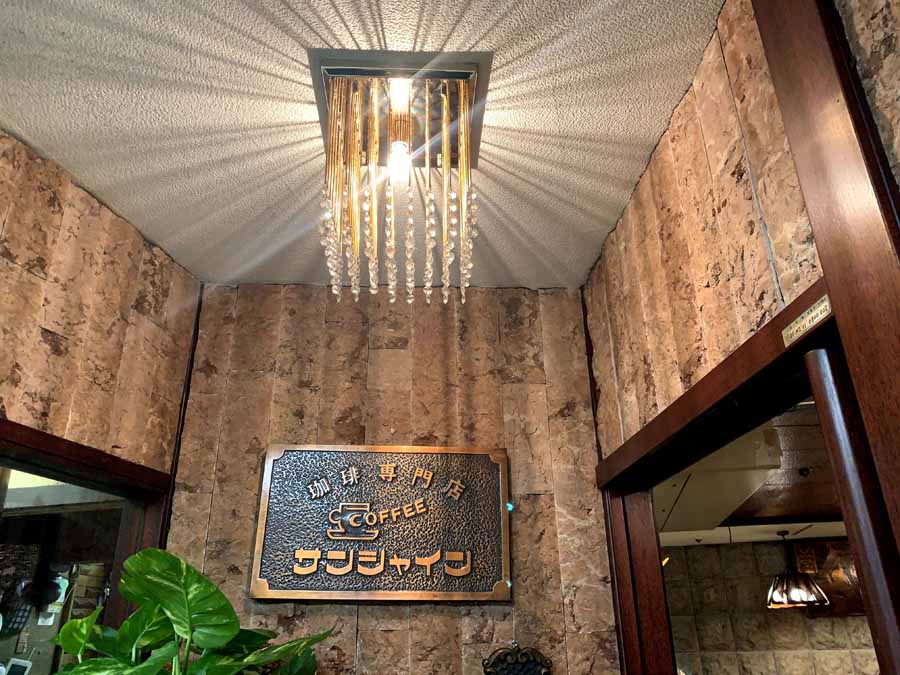 サンシャインの玄関に輝くシャンデリア