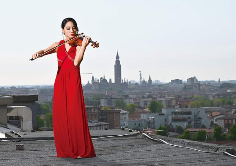 コロナ禍のイタリアで、病院屋上から世界を感動させた日本人バイオリニストのコンサート開催