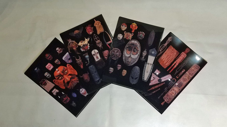 資料の仮面をデザインしたクリアファイル