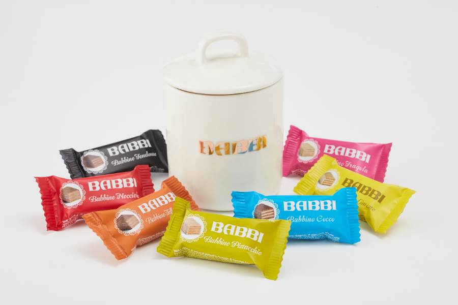 白い缶とチョコレート