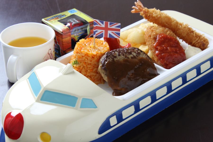 新幹線のプレートにのったお子様ランチ