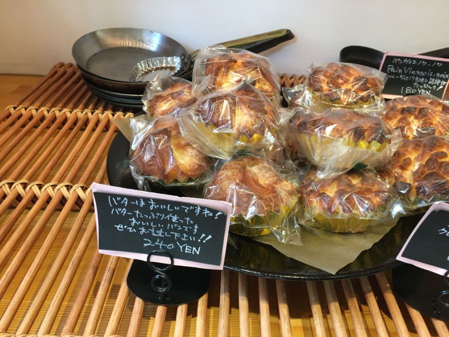 バターたっぷり使ったおいしいパンですぜひお試しくださいと書かれたカード