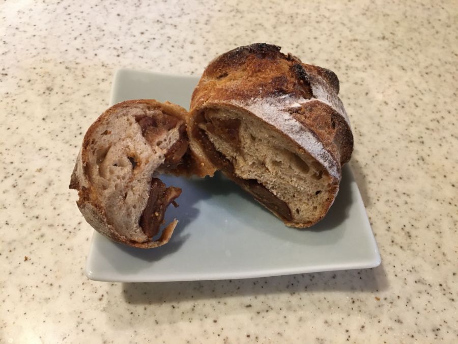パンをカットすると中からたっぷりのいちじくのワイン煮込みが