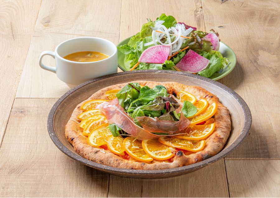 サラダとスープが付いたピザランチセット