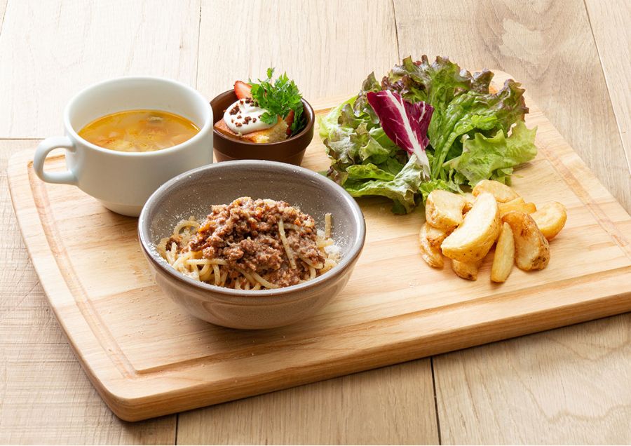 ミートソースパスタ、ポテトフライ、サラダ、スープ、ドリンク、プチデザート付きのお子様ランチ