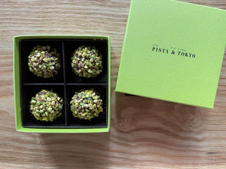 砕いたピスタチオをまとったトリュフ