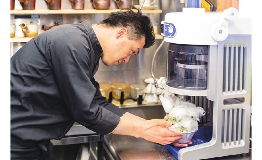 チャ サロン サクラモミジのかき氷を作っているところ