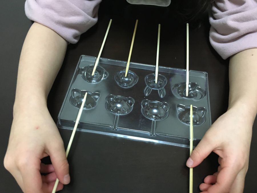 スティックを動物型にのせていく様子