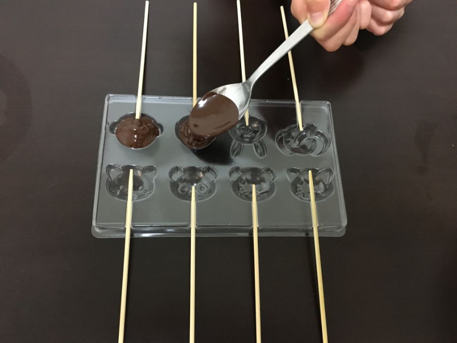 動物型にチョコレートを流し込む様子