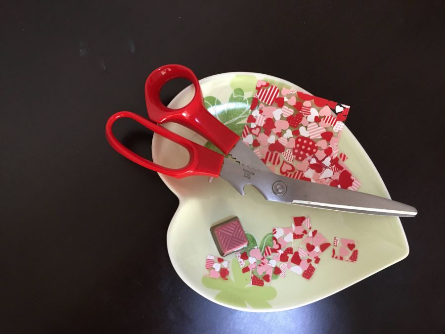 お皿の上で転写シートを切るイメージ