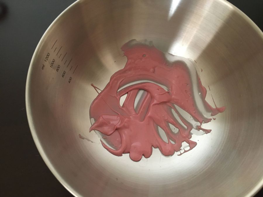 湯煎したピンク色のルビーチョコレート