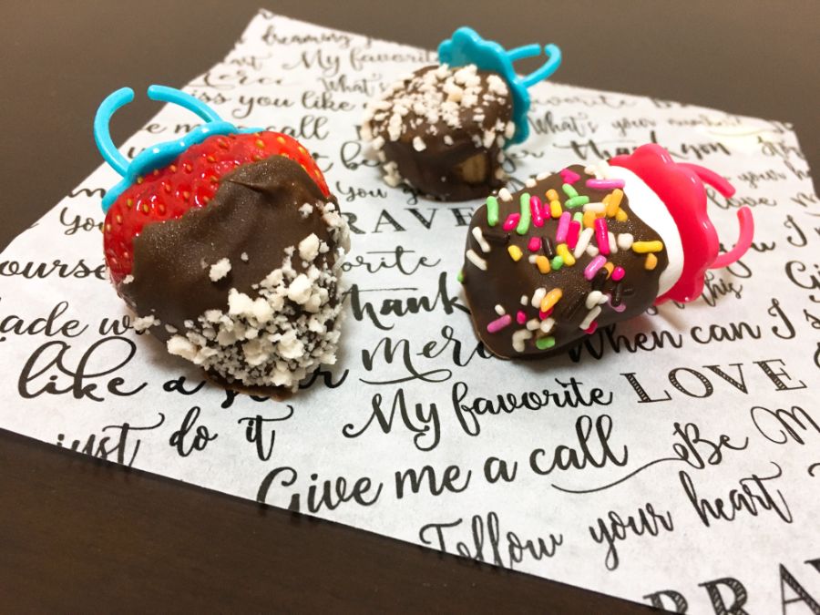 チョコレートでデコレーションされたフルーツやマシュマロの指輪