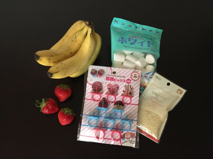 バナナにイチゴなどの材料のイメージ