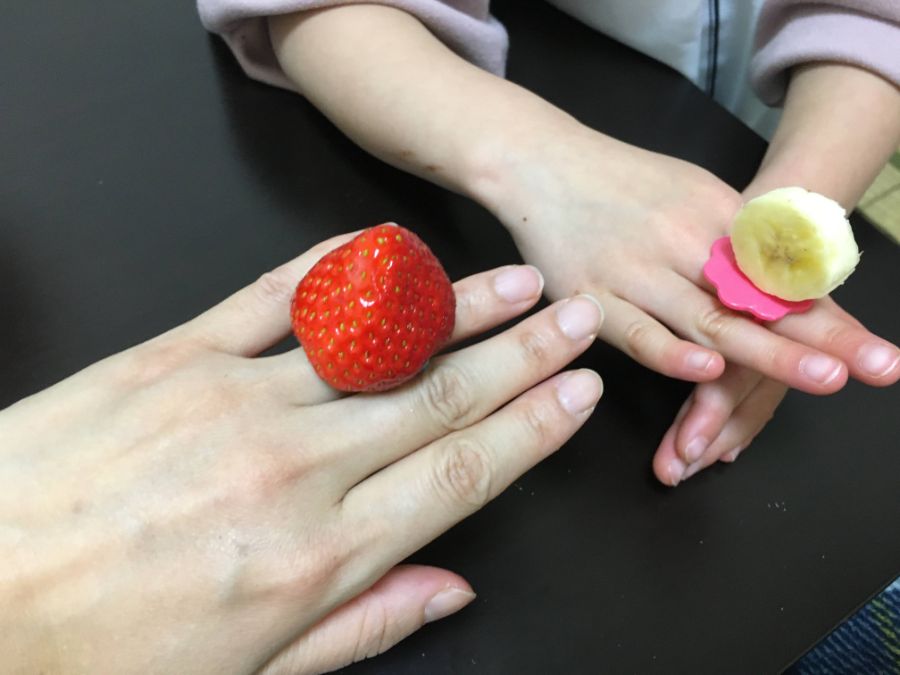 イチゴの指輪にバナナの指輪を付ける親子