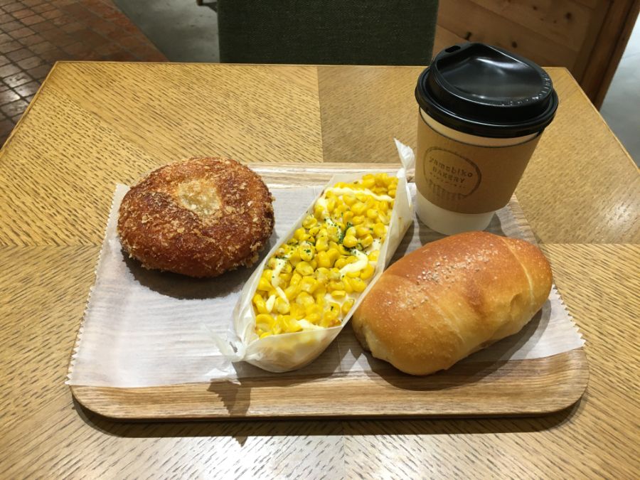 3種類のパンとコーヒー