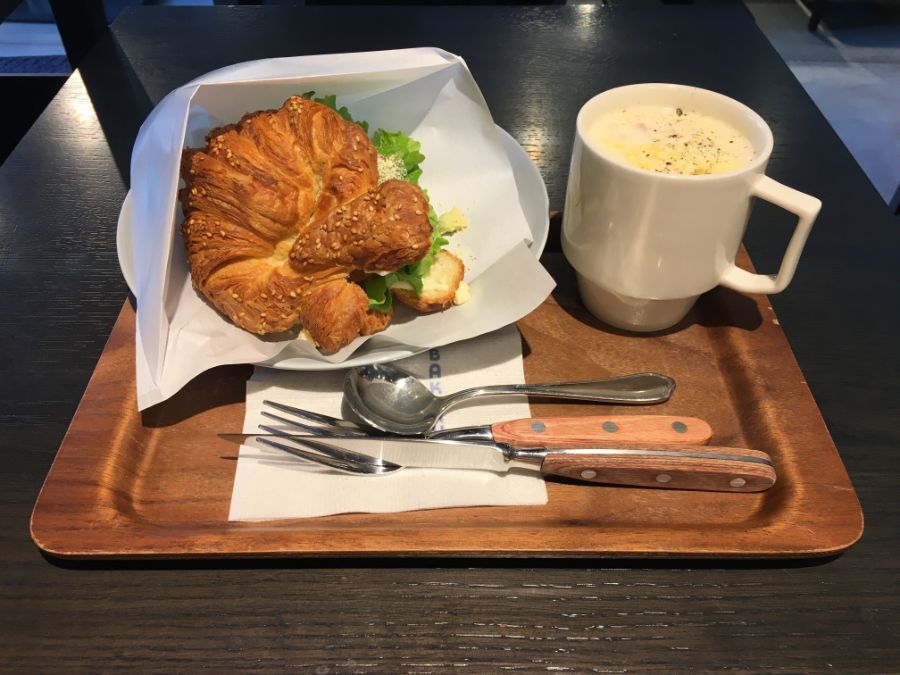 プレッツェルクロワッサンのALTサンドに季節のスープ