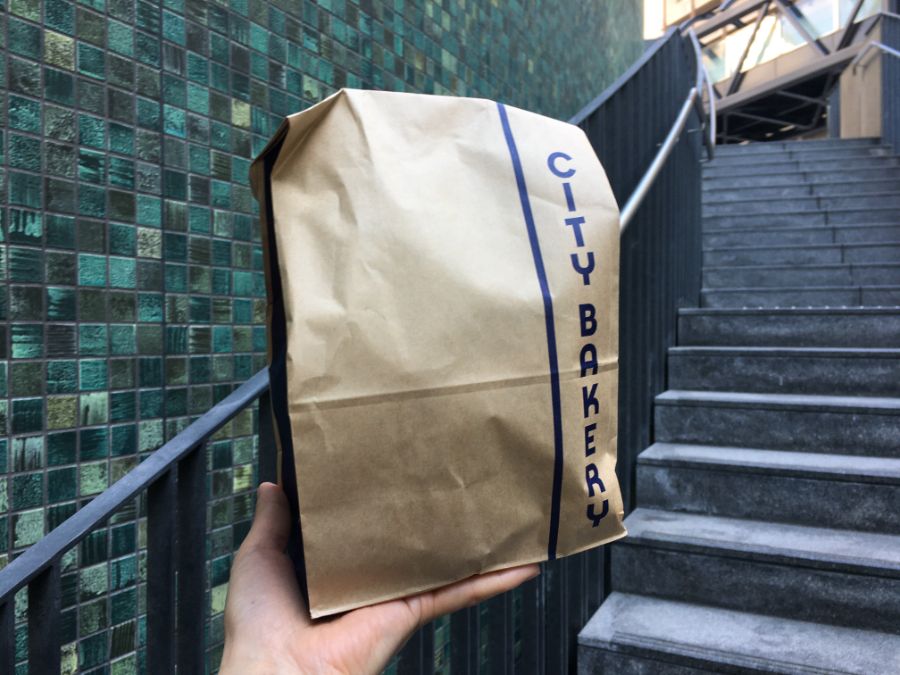 CITY BAKERYと書かれた紙袋