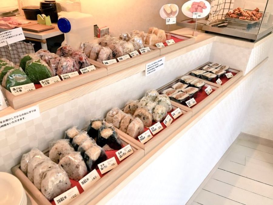 種類豊富なおにぎりが並ぶ店内