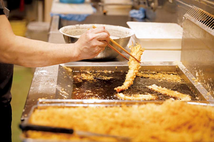 天ぷらを揚げる手元