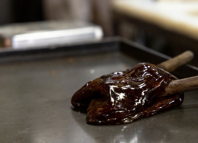 冷却台で練られた飴