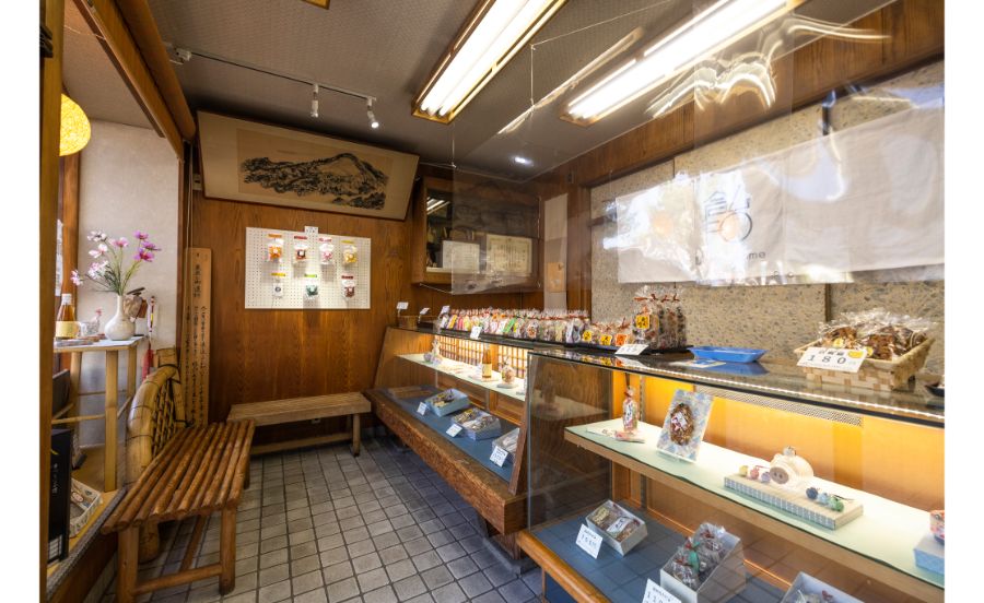 大文字飴本舗の内観