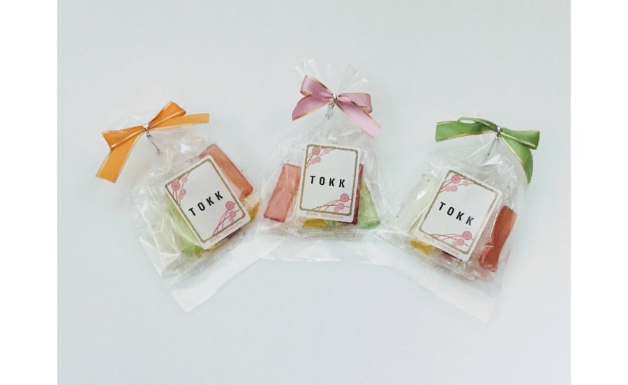 TOKKラベルが付いたフルーツ飴