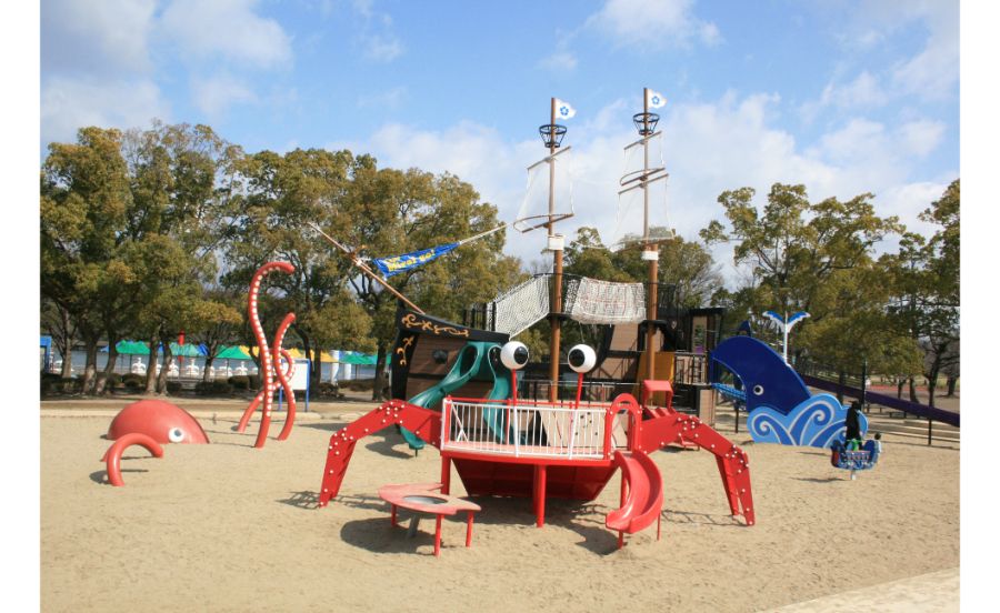 海の怪物たちと戦う冒険へ！船の遊具「エキスポみらいごgo!]