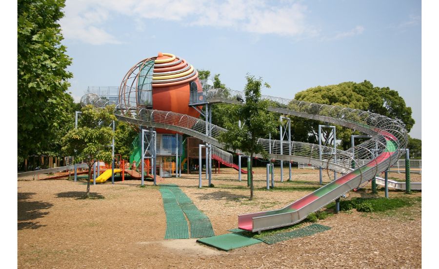 ローラーすべり台があるやったねの木