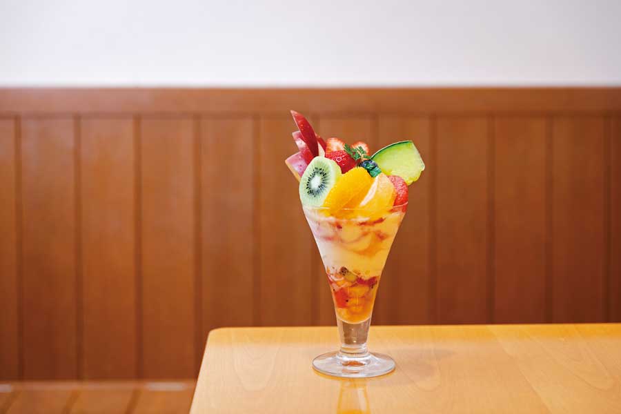 フルーツたっぷりのパフェ