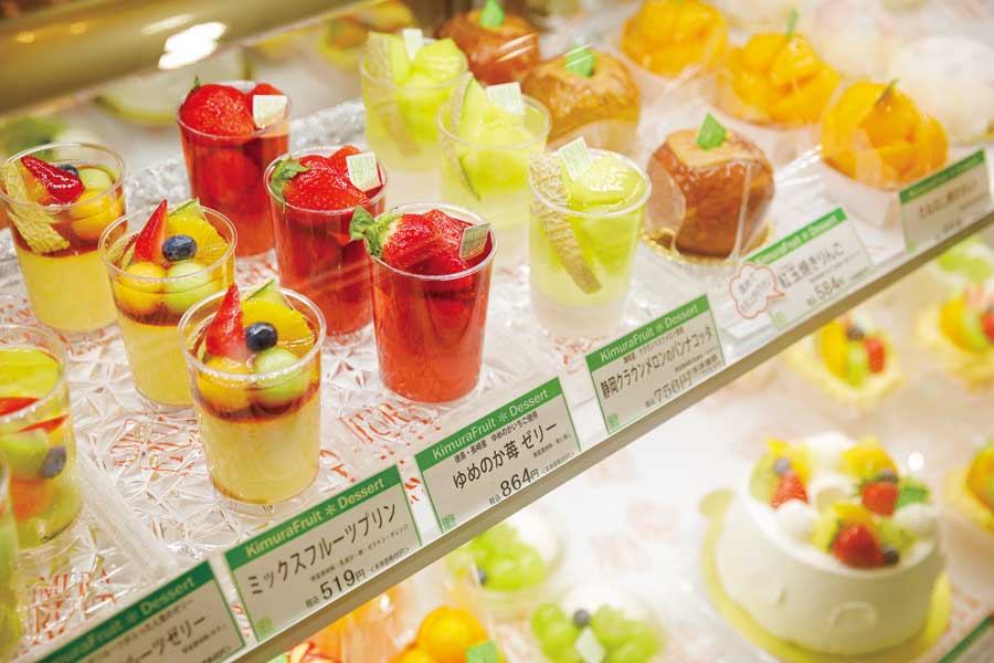 くだもの一杯のゼリーが並んだショーケース