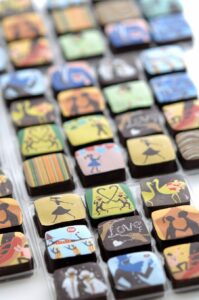 鮮やかに絵が描かれたチョコレート