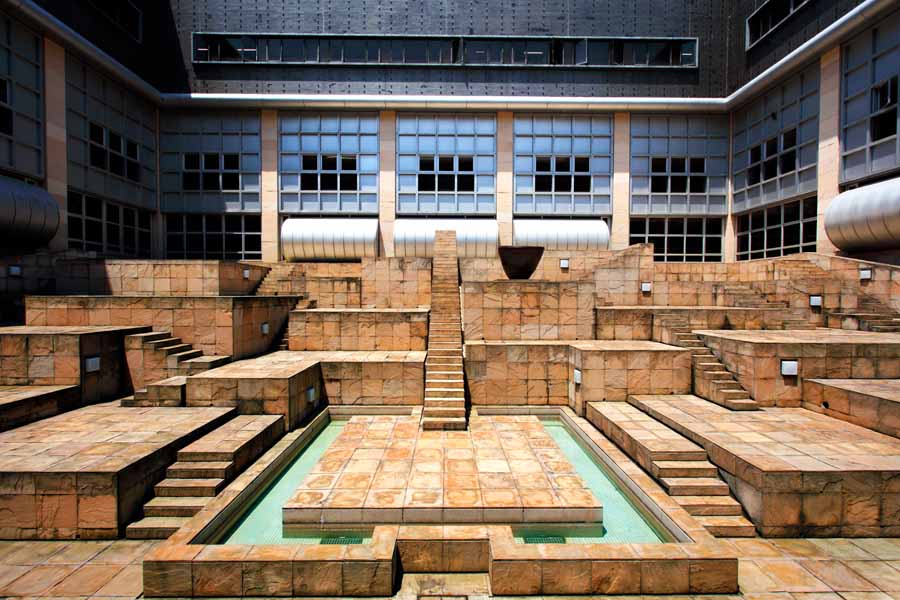 古代の神殿を思わせるみんぱくの中庭・未来の遺跡