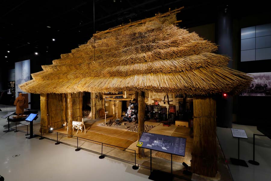 アイヌ地方の住まいを再現した展示