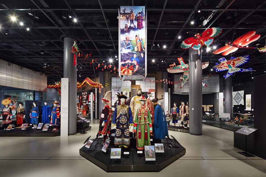中国の民族衣装を展示した中国ゾーンの様子