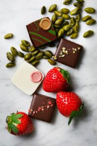 苺とピスタチオが重なるチョコレート
