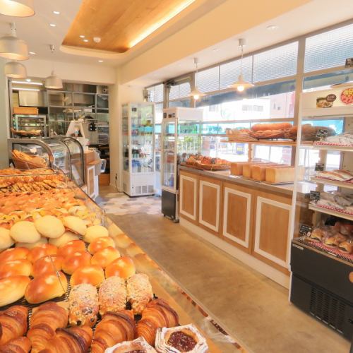 店内に並ぶ品数豊富なパン