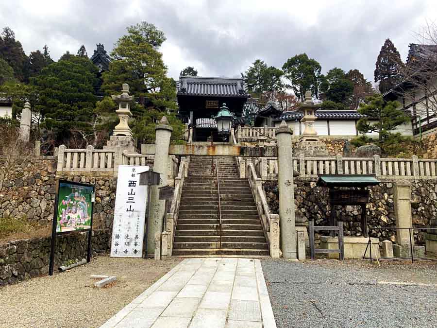 山に囲まれた境内と柳谷観音の山門