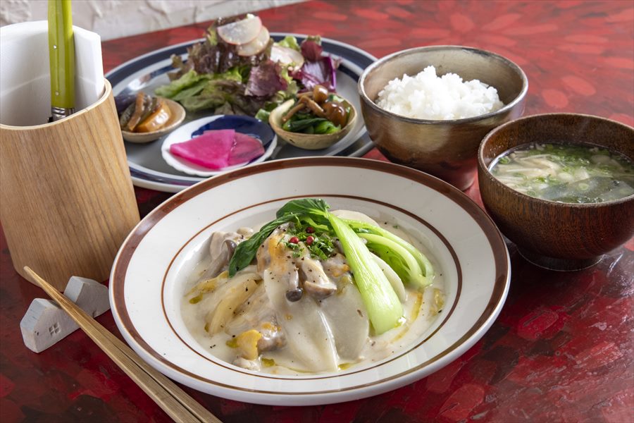 野菜たっぷりのンケリコ定食