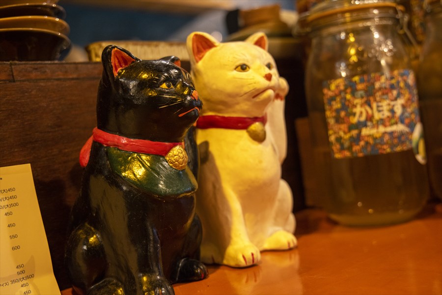 ンケリコの店内に置かれた招き猫