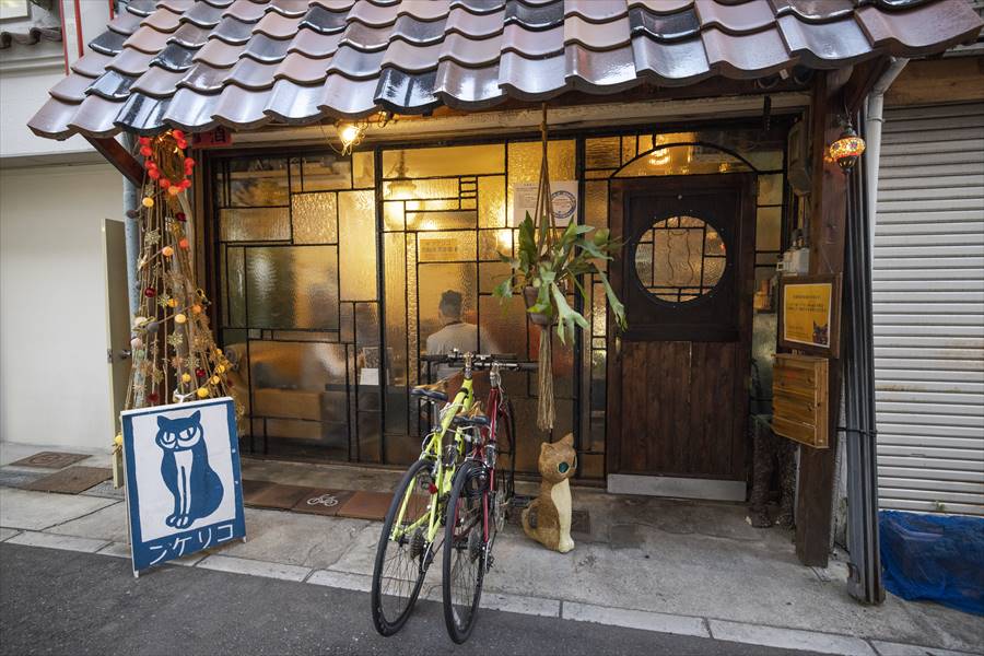 中の様子がうかがえるンケリコのガラス壁