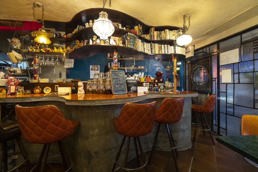 弧を描く大きなカウンター