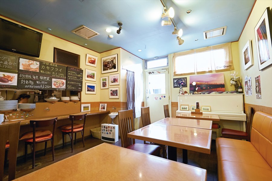 電車の写真がたくさんかかるダイニング木下の店内