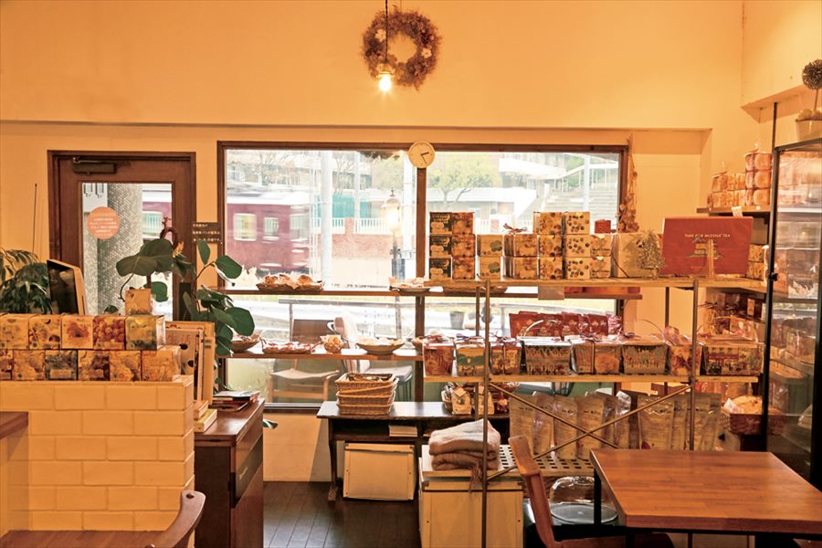 ムスレナティが並ぶカフェプロポ